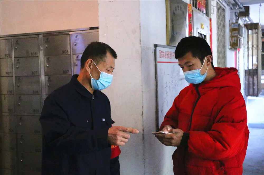 “疫”线讲述：8平米小屋为“家”，百余天守候夜归人