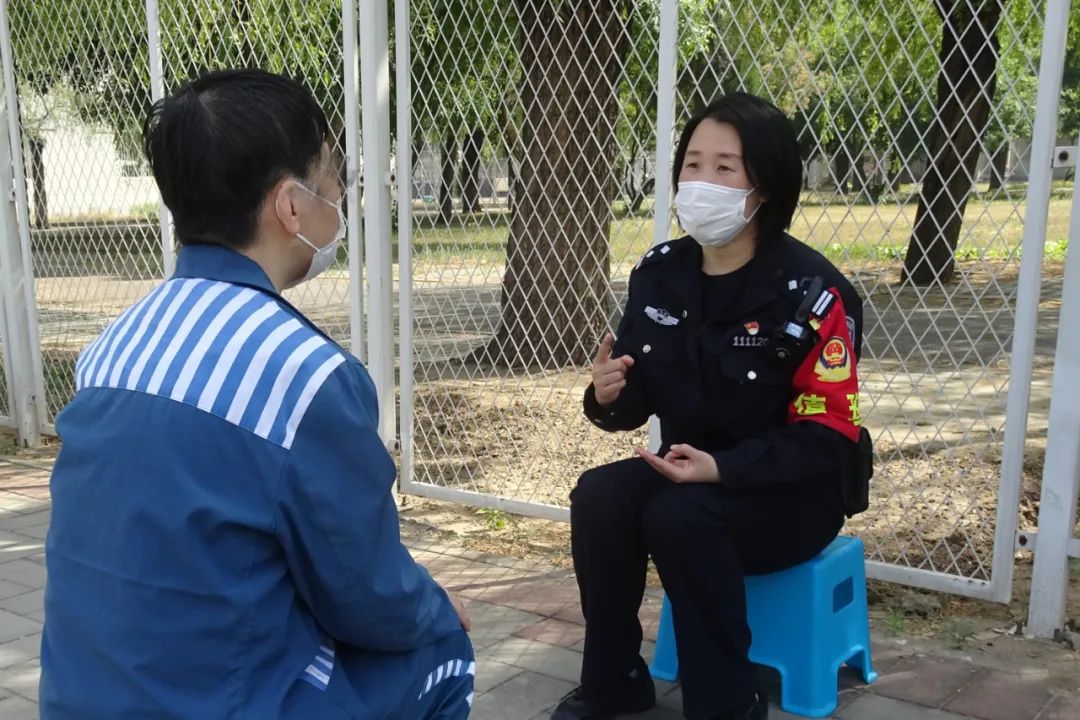 拨云散雾，她如同一米阳光照进罪犯晦暗的人生