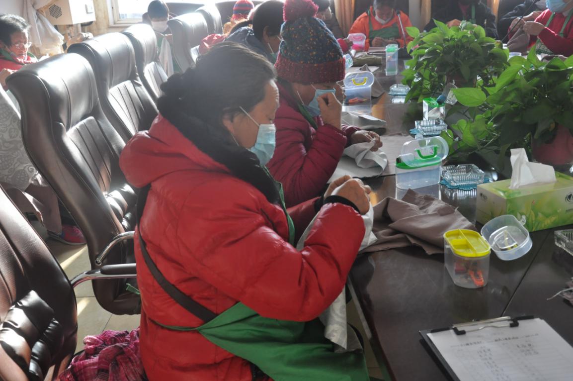 密云区新城子镇崔家峪村开展环保手提袋制作活动