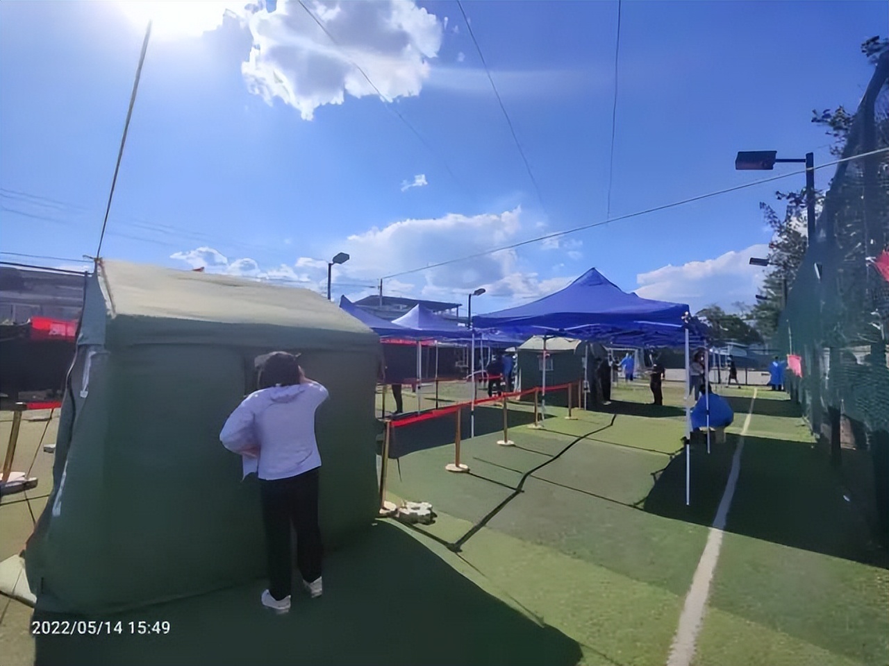 反诈两米线、百米遮阳棚“巧”利用，居民连声叫好