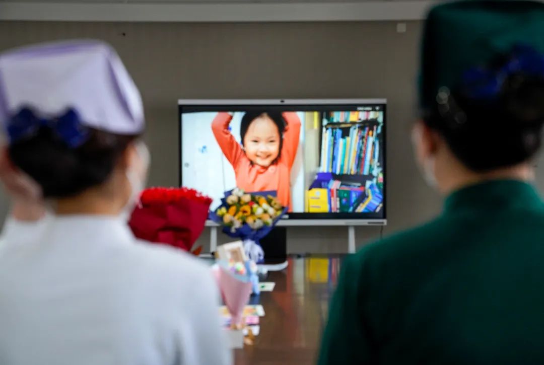 “抗疫天使”一线过节