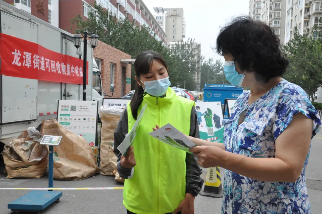 大篷车进社区，废纸箱旧瓶子当场变现