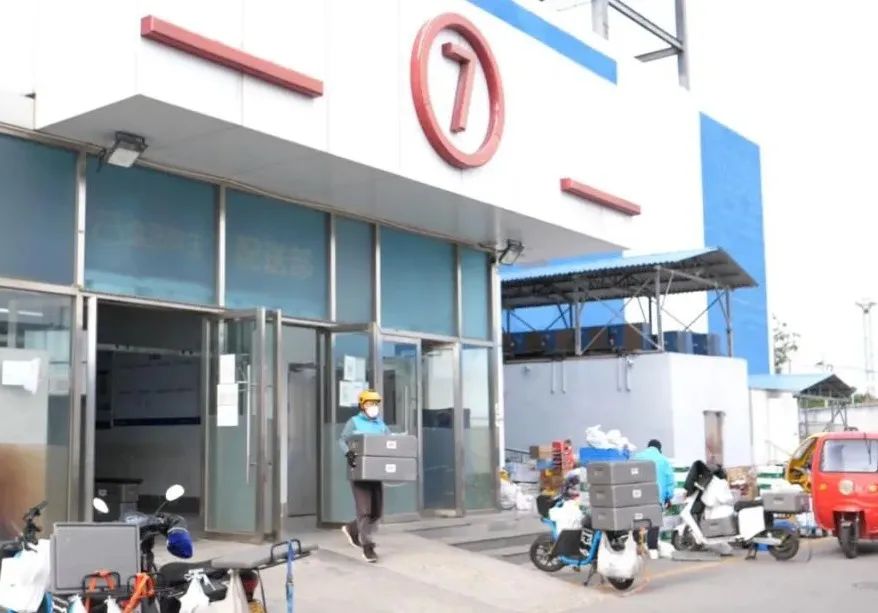 电商配送外卖员以“动”守“静”助抗疫~