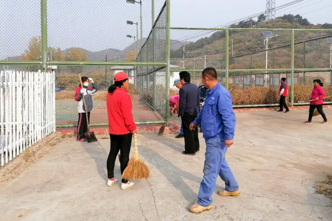 密云区巨各庄镇：防火扫除两不误 秋日最美酒乡路