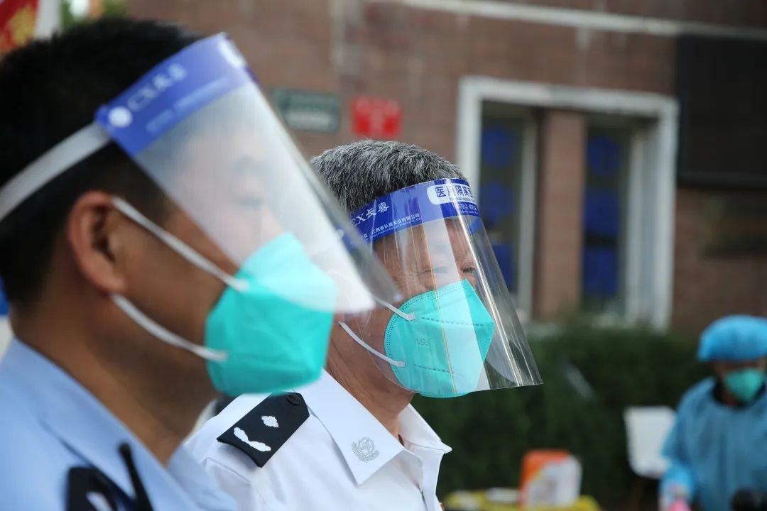 点赞！“60后”老民警冲在抗“疫”一线