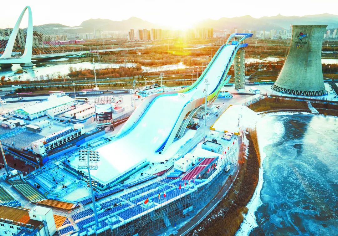 “很酷，背景是山脉、庙宇、城市和钢铁厂！”中外选手盛赞首钢滑雪大跳台