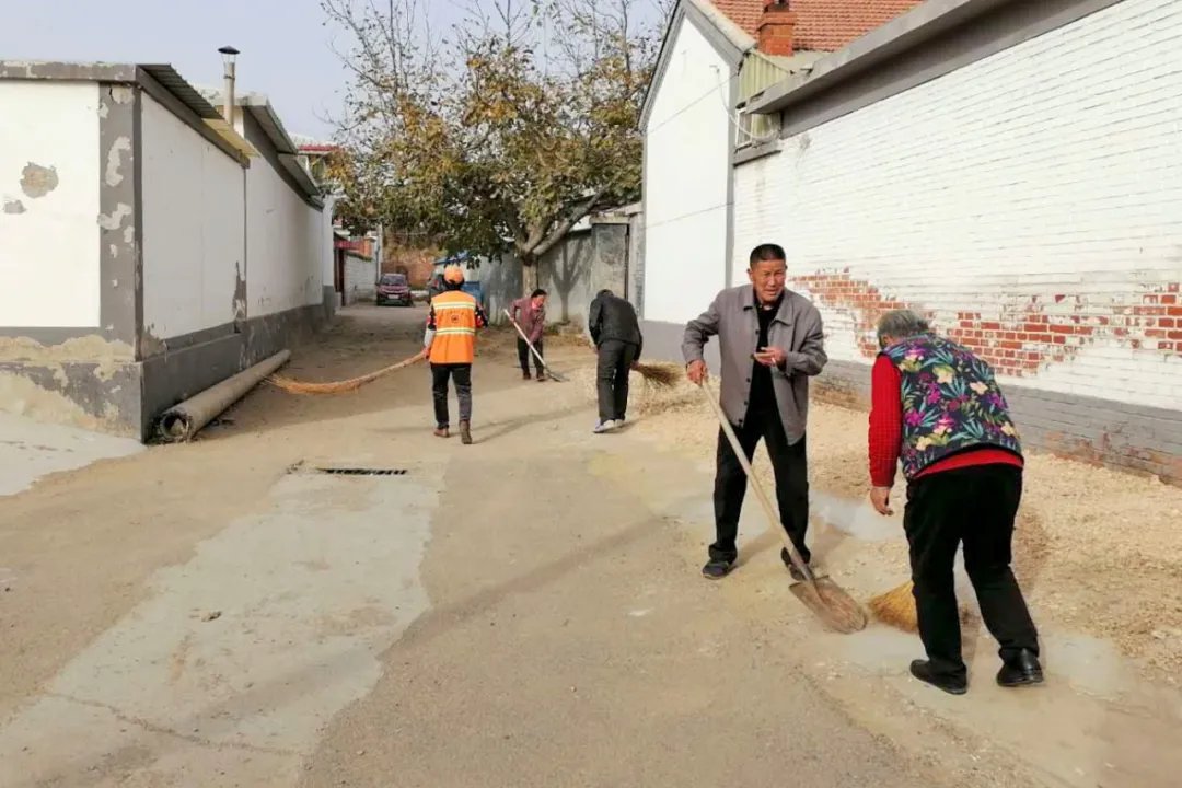 密云区巨各庄镇：防火扫除两不误 秋日最美酒乡路