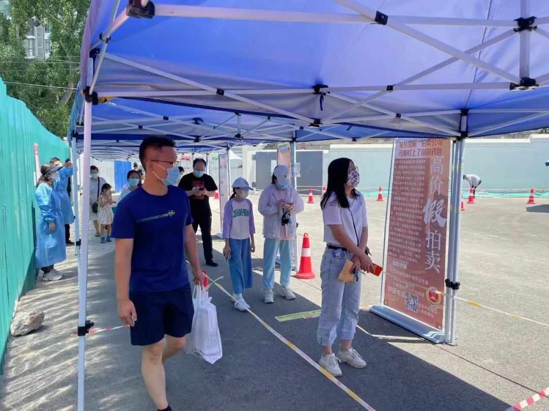 “防疫两米线”化身“普法提示条”！这里的下沉干警普法有一套