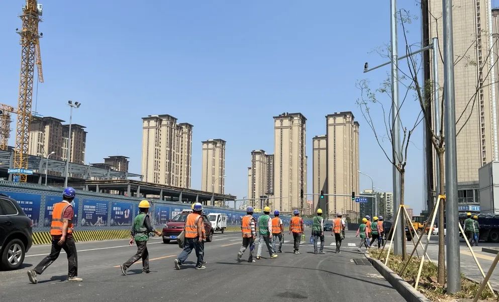 石景山织牢织密施工工地“防疫网”！十一学校、大悦城等重点工程加快建设