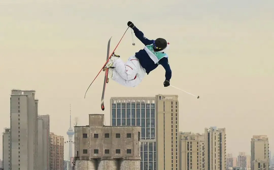 “很酷，背景是山脉、庙宇、城市和钢铁厂！”中外选手盛赞首钢滑雪大跳台