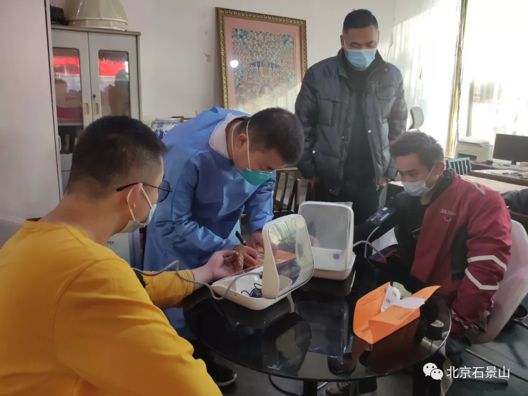 免费体检大巴车开进快递点 为快递小哥送健康