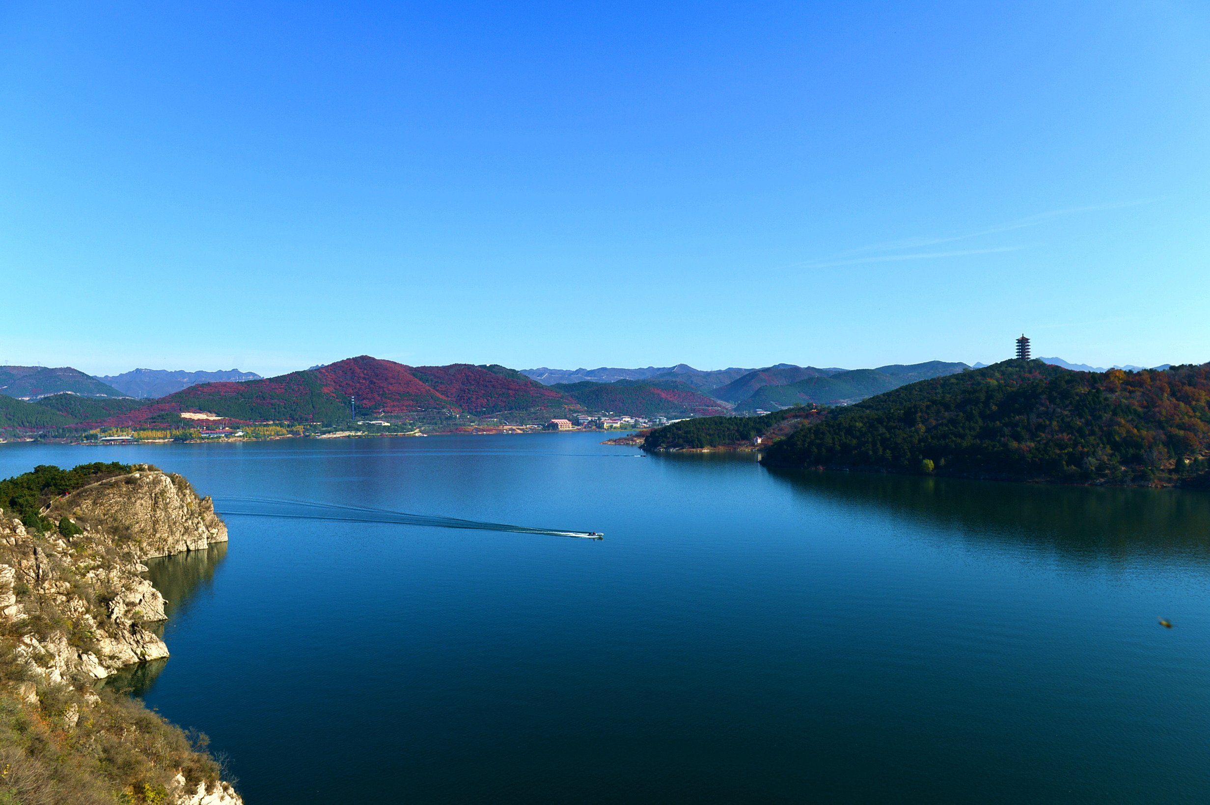 金海湖晚秋 水岸红叶风景独好