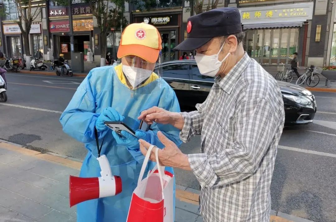 “东城榜样”变身“小蓝”2.0版，既做志愿者又当“记者”，记录疫情防控中的坚守与温暖