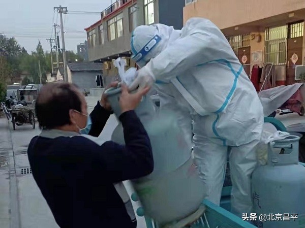 封控区域居民家中没有煤气了？专人上门代买置换！