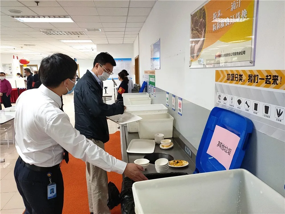 公共场所垃圾分类，他们这么做……