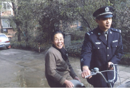 他拒绝了两次提拔，就做片儿警！