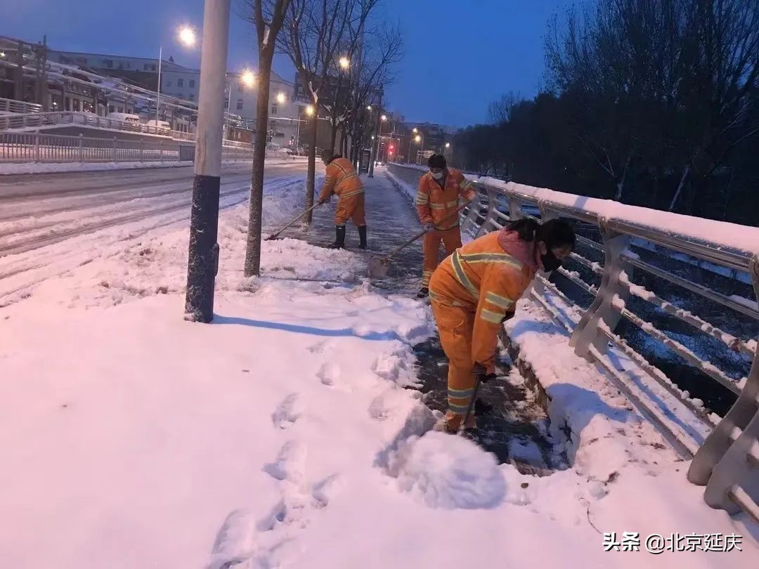 延庆环卫工人连夜扫雪，致敬那些在风雪中为我们坚守的人