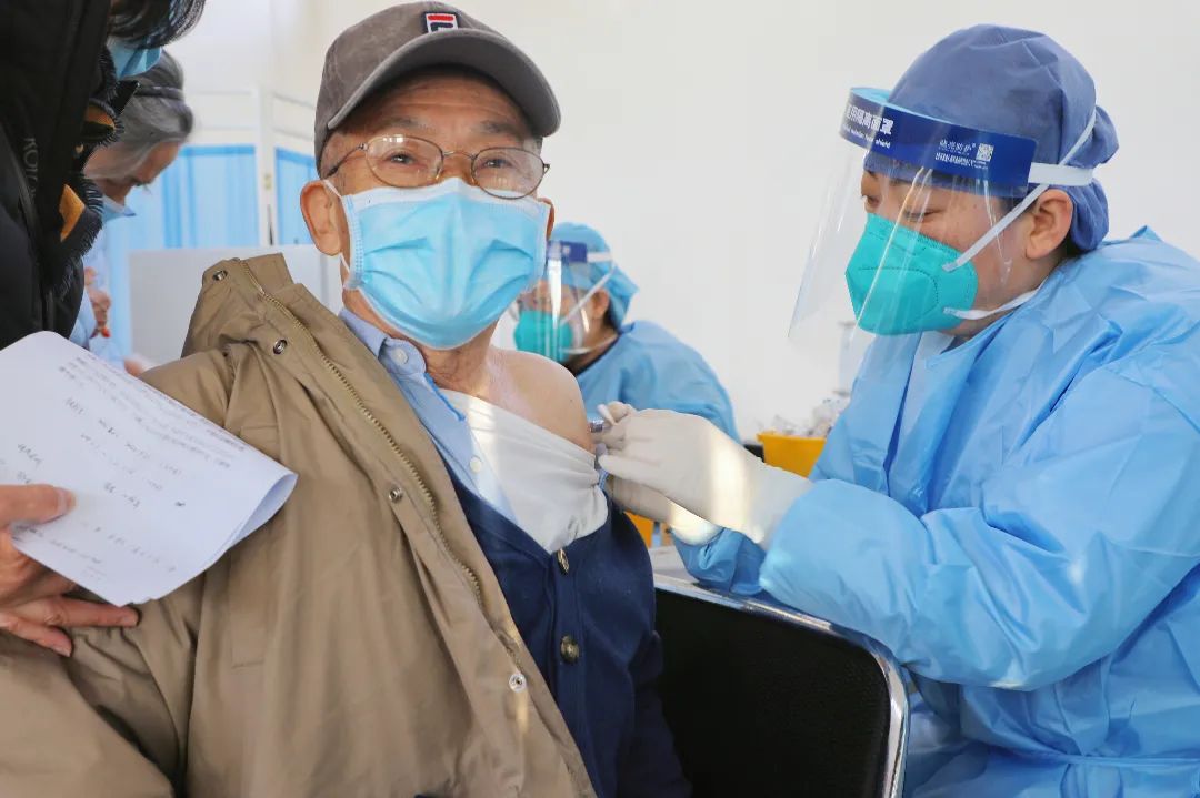 从免费体检到贴心照顾，这里让老年人安心打疫苗