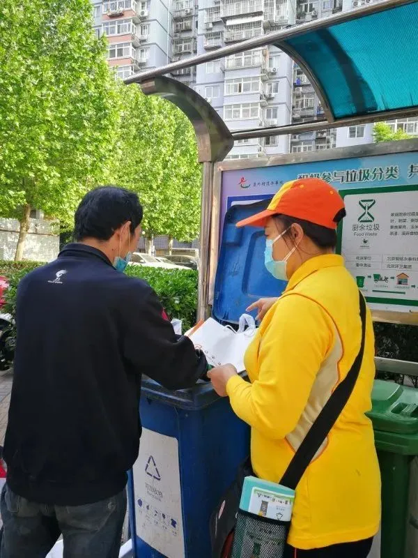 东城区深入开展“东城柠檬黄垃圾分类我先行“活动