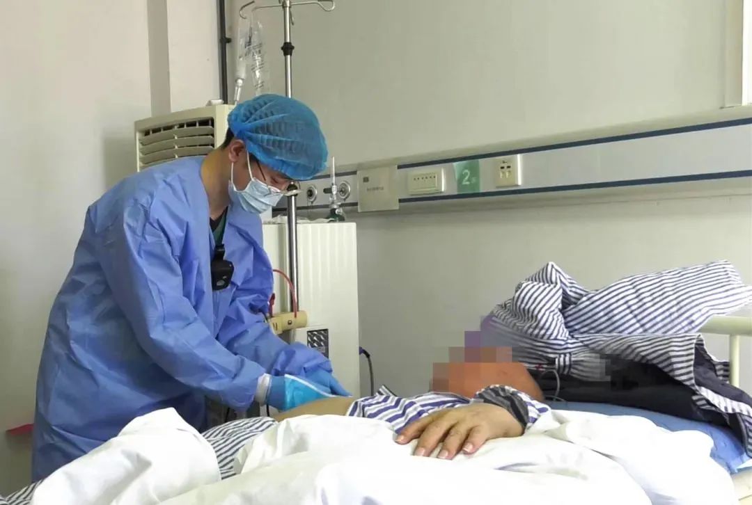 一袭白衣作铠甲 疫中护士写忠诚