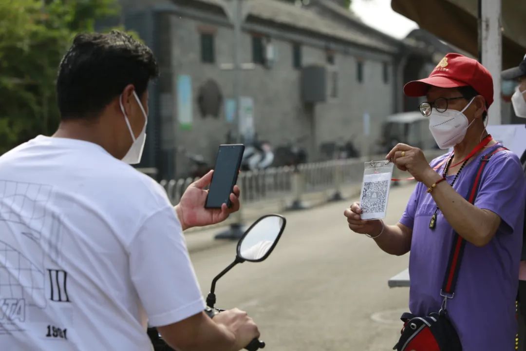 东城防疫卡口“守门人”：用坚守筑牢社区“平安线”