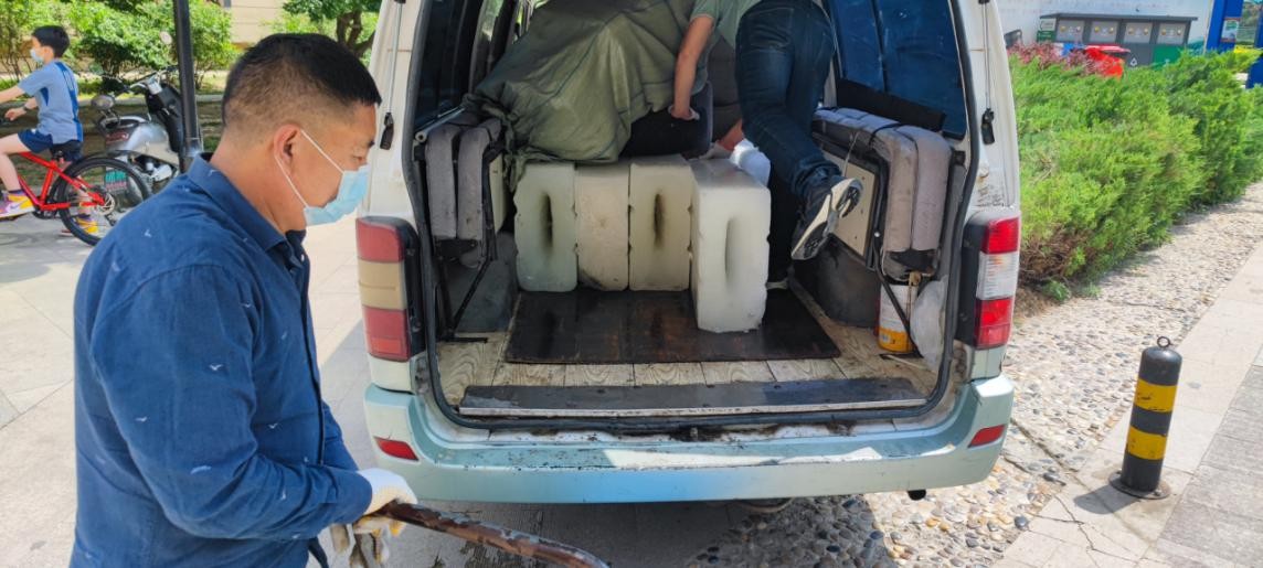 10吨大冰块“上岗” 丰台区新村街道为核酸检测点送清凉