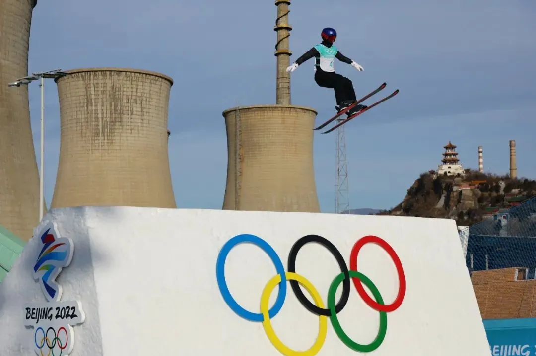 “很酷，背景是山脉、庙宇、城市和钢铁厂！”中外选手盛赞首钢滑雪大跳台