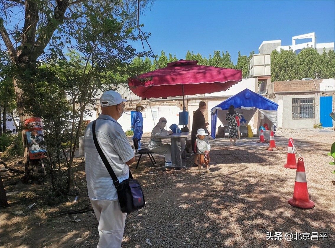 烈日下，他们是不惧“烤”验的“大白”