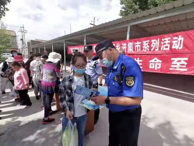 密云区河南寨镇组织各职能部门开展法律宣传