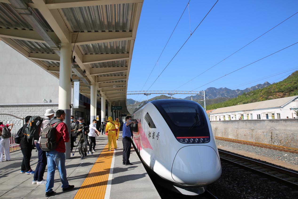密云区古北口镇迎来市郊铁路怀密线正式开通运营后第一批游客