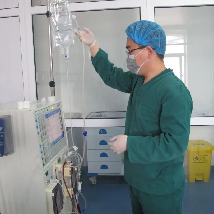 一袭白衣作铠甲 疫中护士写忠诚