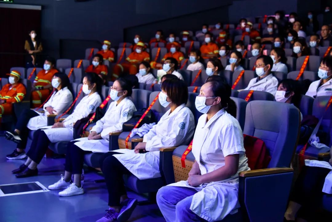 大戏东望 | 感动100%！东城原创抗疫话剧《14天》正式开演，温暖又催泪