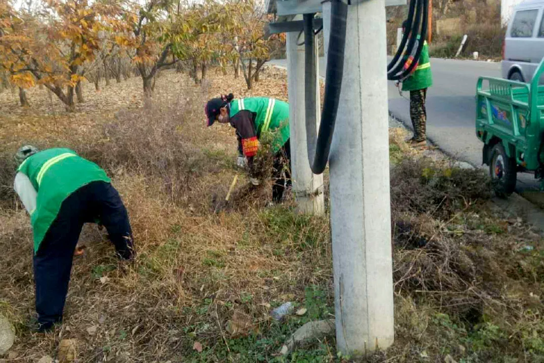 密云区巨各庄镇：防火扫除两不误 秋日最美酒乡路