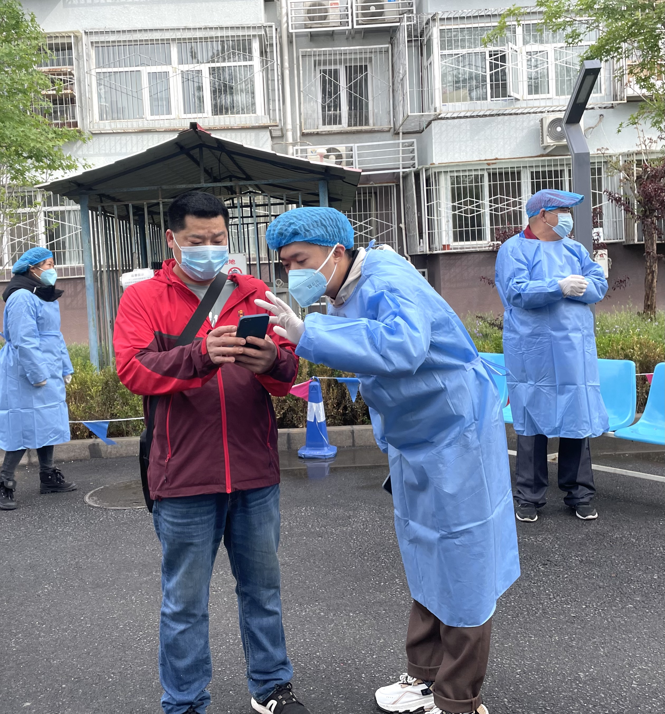 接到命令，他们火速集结防疫线——记下沉上地街道驰援核酸检测工作的党员志愿者们