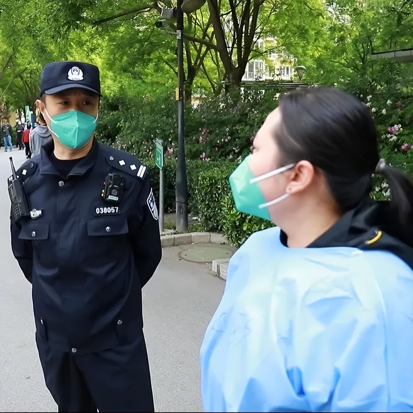 暖心！7岁小女孩作画送给一线抗“疫”民警