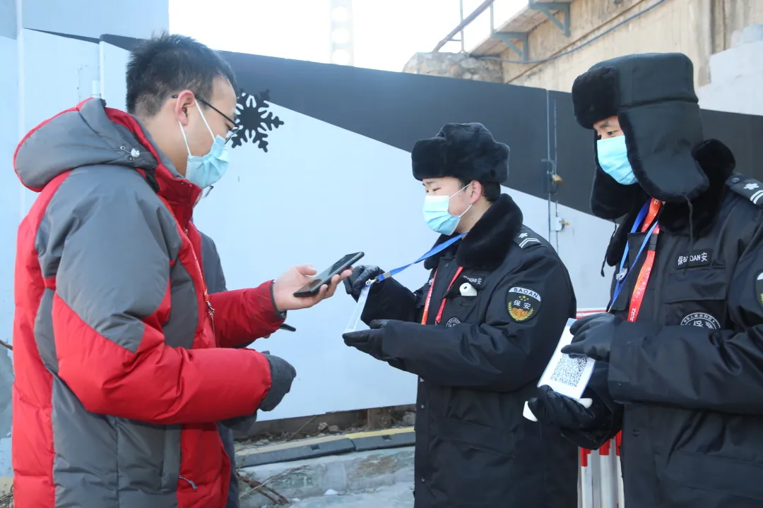 看~石景山之光！火炬传递他们全程保驾护航......