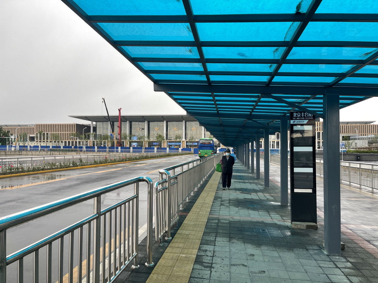 车辆走高架，行人走通廊 北京丰台站“五一”又有新变化