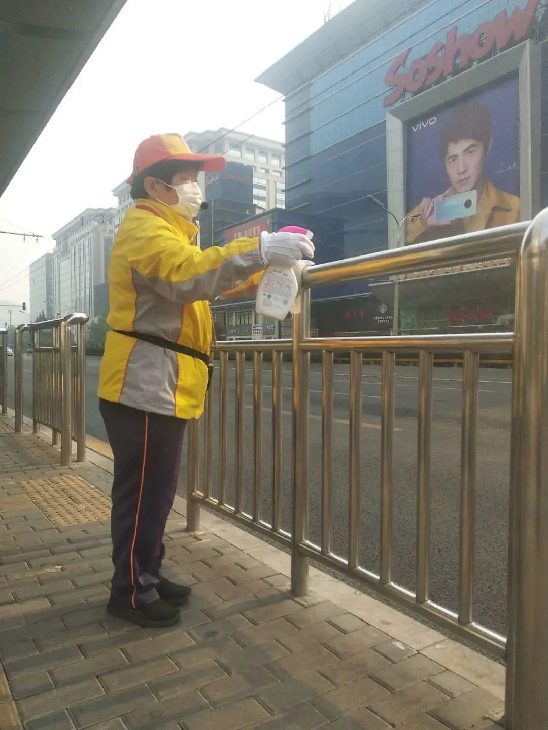 东城区公共文明引导员“五一”期间开展假日志愿服务活动