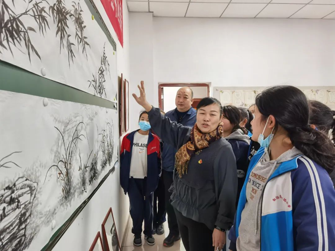 新疆和田：师生书画展风采