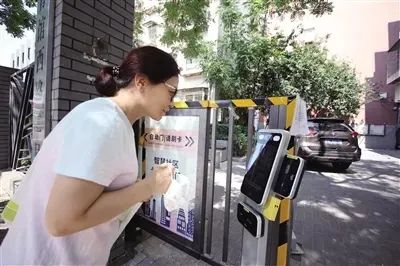 践行以人民为中心的发展思想，构筑共建共治共享社会治理新格局