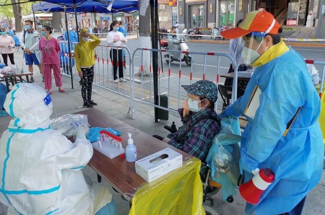 “东城榜样”变身“小蓝”2.0版，既做志愿者又当“记者”，记录疫情防控中的坚守与温暖