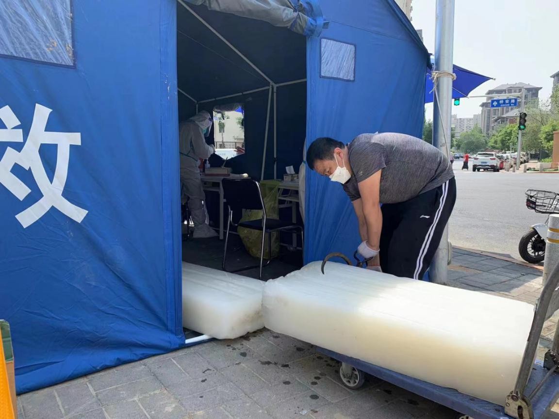 10吨大冰块“上岗” 丰台区新村街道为核酸检测点送清凉