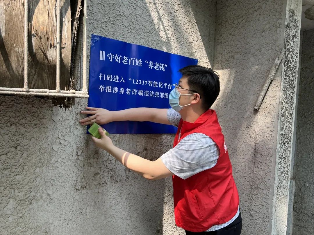 “防疫两米线”化身“普法提示条”！这里的下沉干警普法有一套