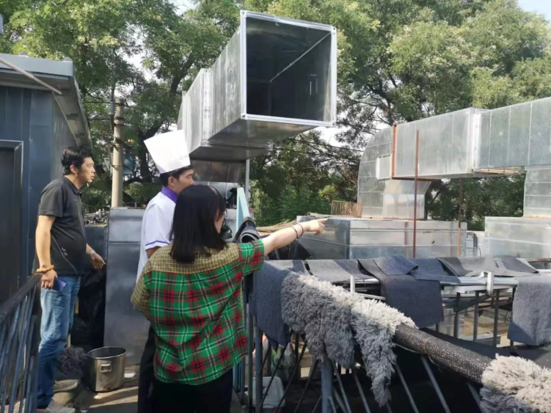 东城区两街道试点居民家庭油烟改造