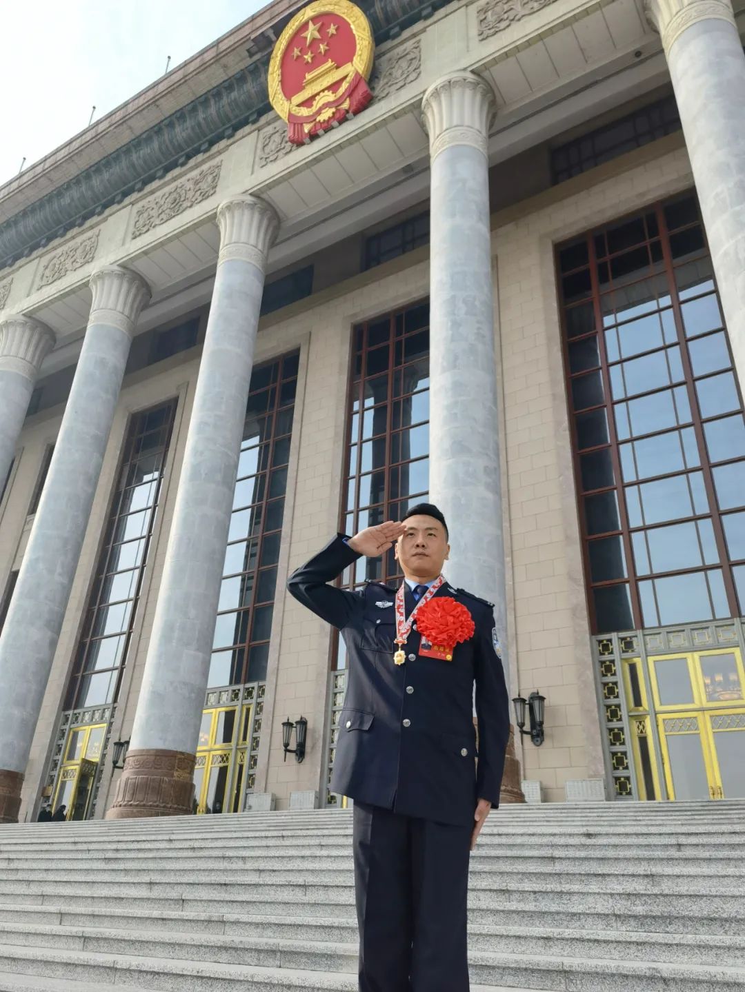 他是“工作狂”，也是“热心肠”，更是同事们的榜样！