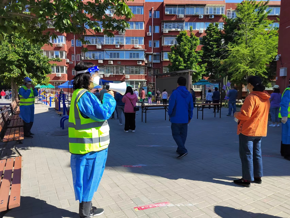 在社区，我们是老百姓身边的“蓝色护卫者”