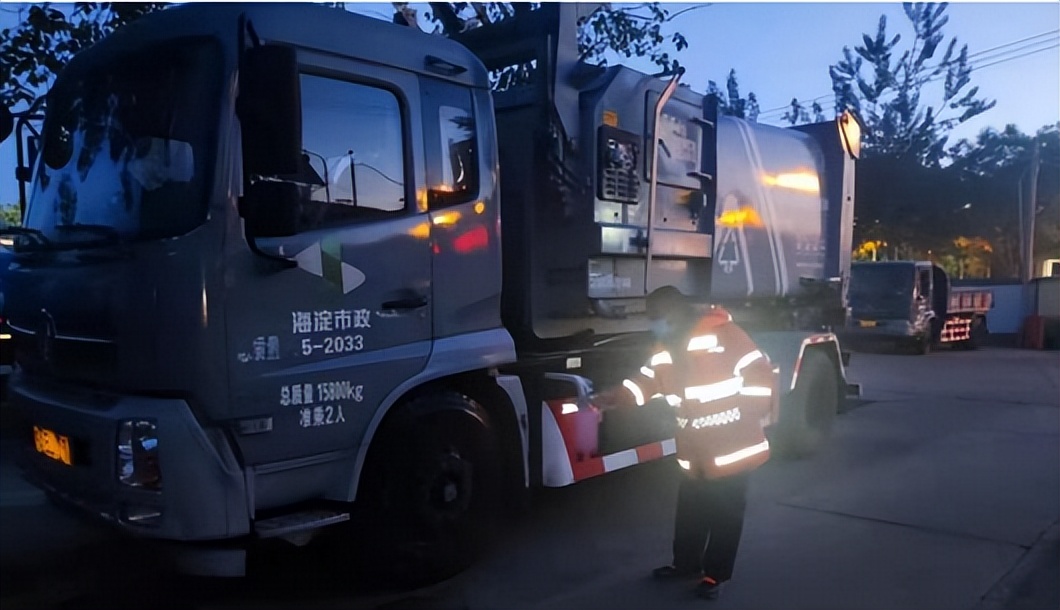 在战“疫”中闪光！他们在城市运行保障各领域，重担上肩，冲锋在前——