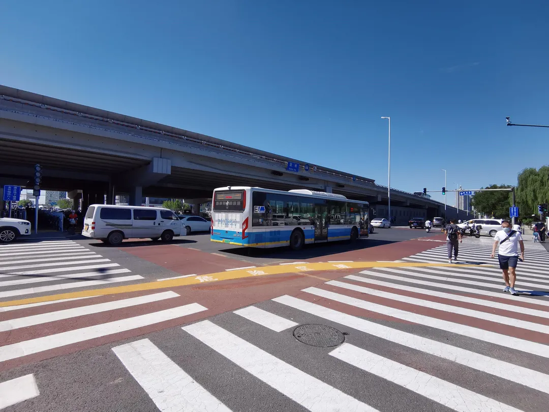 首都交警护出行 朝阳双桥桥下非机动车“斑马线”首次亮相