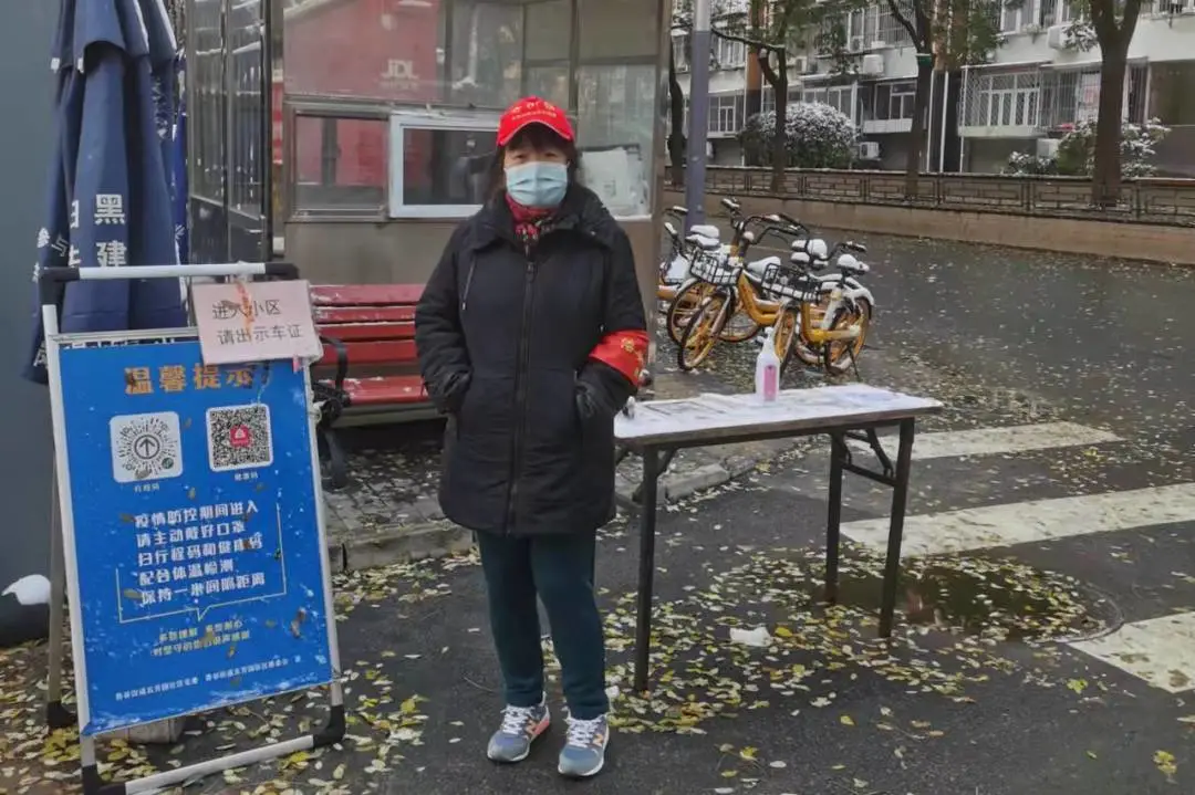 从不“缺勤”夫妻档志愿者感动居民