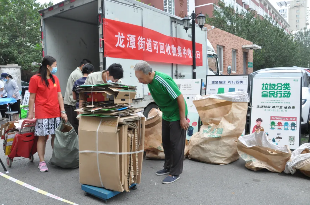 大篷车进社区，废纸箱旧瓶子当场变现